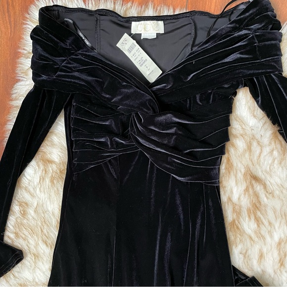 Cache’ vintage velvet twisted front gown - Picture 6 of 6